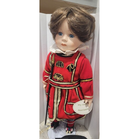 NEW Beefeate Tower of London Guard Soldier VTG Leonardo Collectio Porcelain Doll - Picture 4 of 14